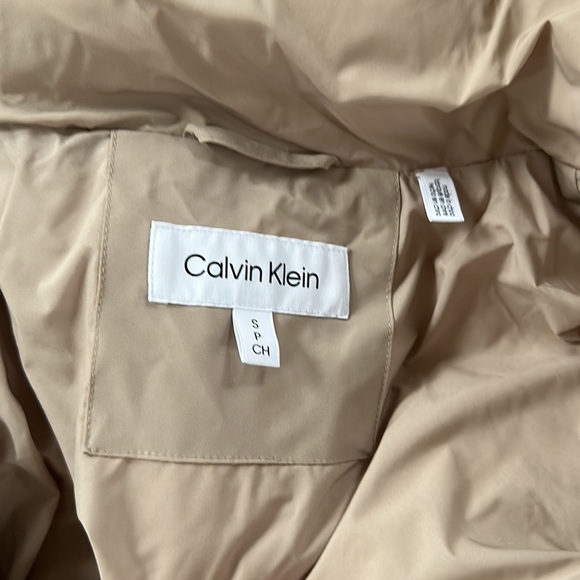 ASO Meghan Markle. Calvin Klein quilted maxi puffer jacket. - Picture 4 of 5